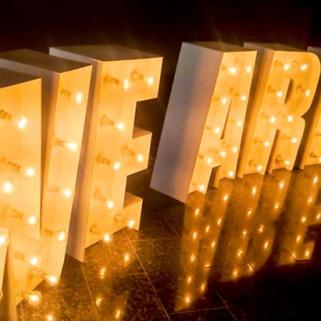 Lettrage lumineux « WE ARE AFRICA » dans une ambiance tamisée.
