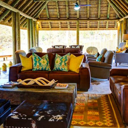 Un salon décoré avec un style africain authentique.