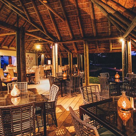 Espace de restauration dans un lodge africain chaleureux.