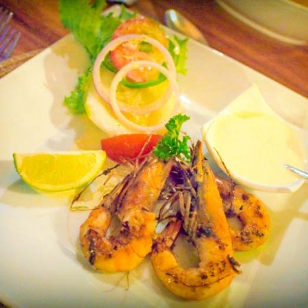 Un plat coloré et raffiné servi dans une assiette.