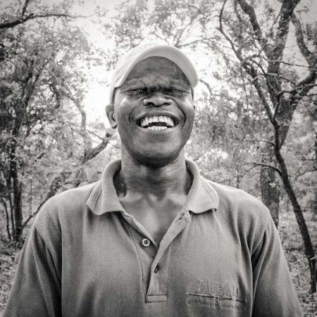 Un guide de la réserve souriant devant la caméra.