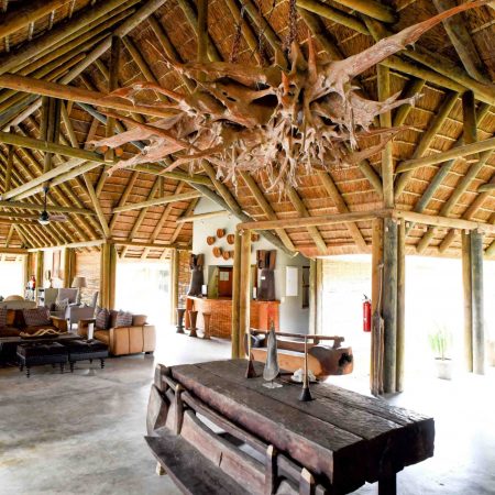 Salle à manger rustique avec mobilier en bois à Fathala.