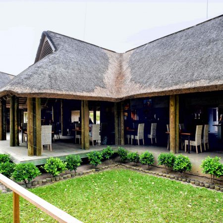 Lodge principal au toit de chaume à la Réserve de Fathala.