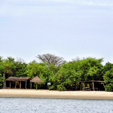 Plage paisible avec paillotes près de la Réserve de Fathala.