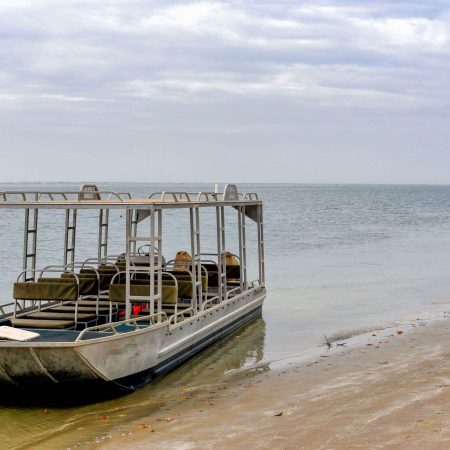 Bateau échoué sur une plage tranquille près de la Réserve de Fathala.