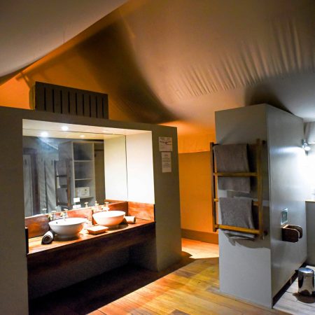 Tente safari tout confort avec salle de bain privée à Fathala.