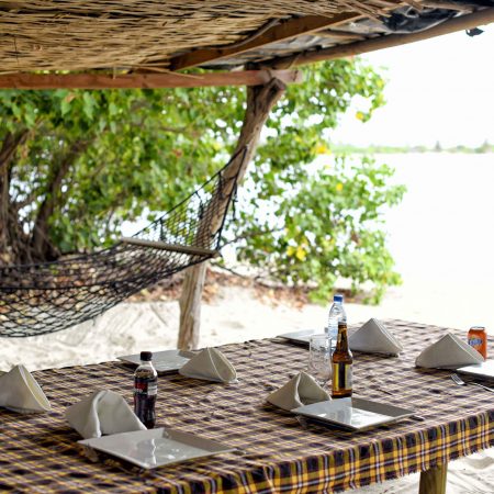 Grande table dressée en plein air à la Réserve de Fathala.