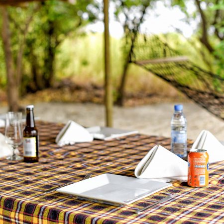 Grande table dressée en plein air à la Réserve de Fathala.