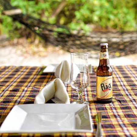 Table dressée avec bière Gazelle à la Réserve de Fathala.