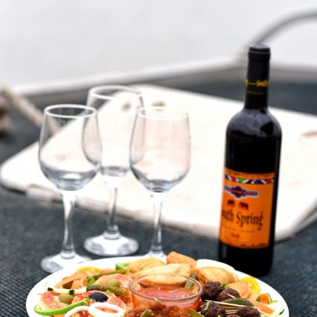 Plateau d’apéritifs avec vin et verres à la réserve de Fathala