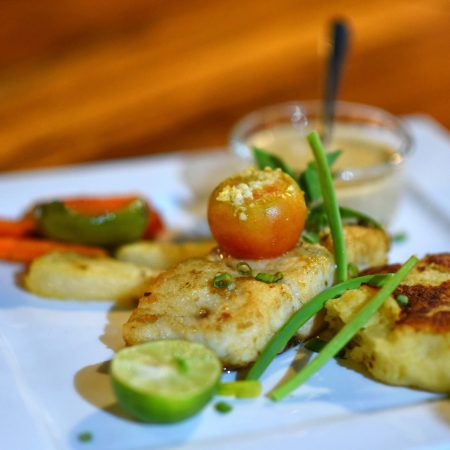 Plat de poisson avec légumes et sauce à la réserve de Fathala