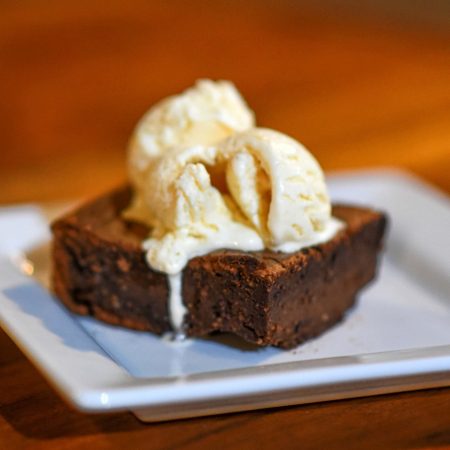 Brownie au chocolat avec glace à la vanille