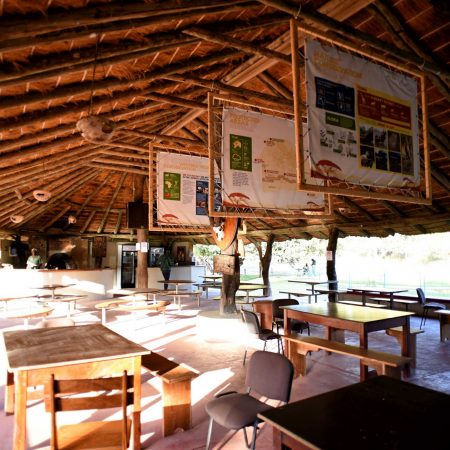 Salle à manger ouverte du lodge Fathala, sous toit en chaume