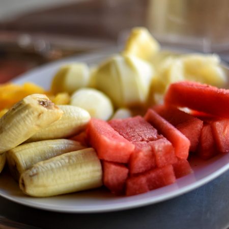 Assiette de fruits frais (pastèque, bananes)
