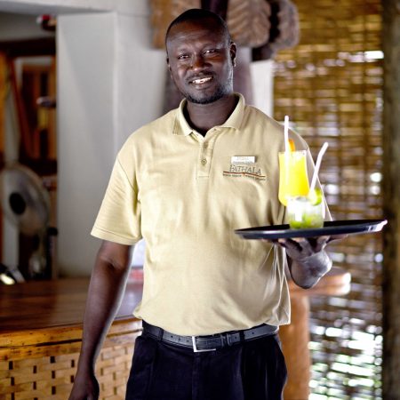 Personnel de Fathala servant des boissons au bar