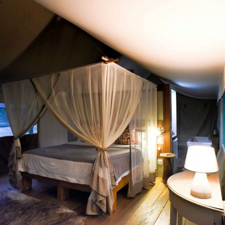 Chambre sous tente avec moustiquaire et éclairage doux à Fathala.