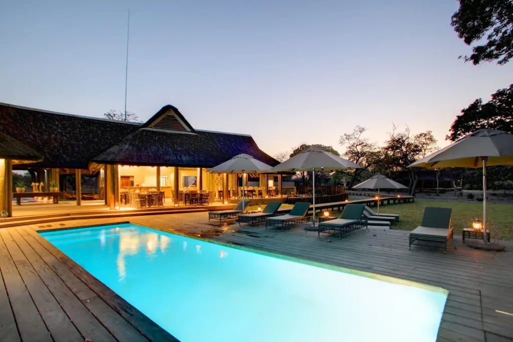 Une piscine à débordement devant un lodge de luxe